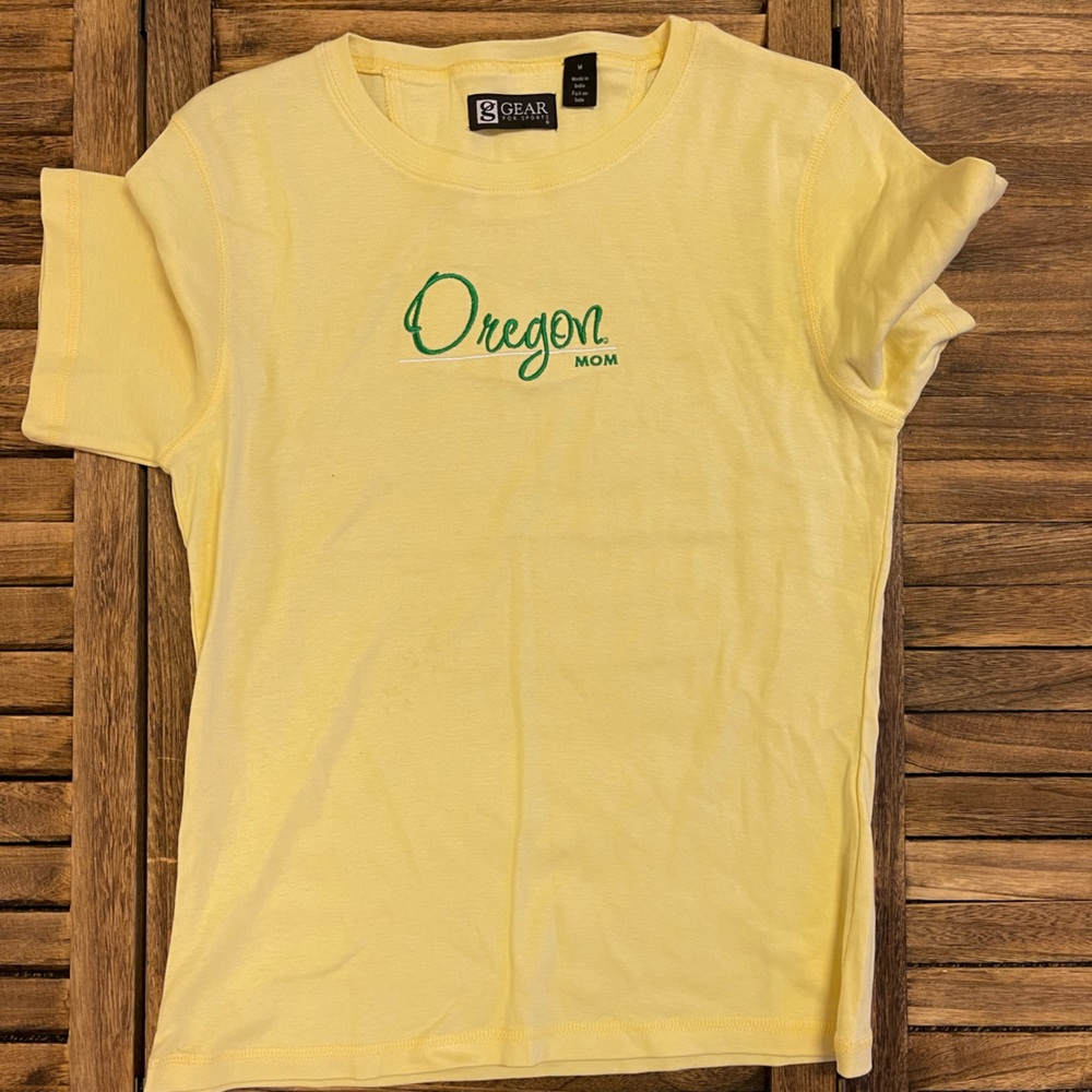 Oregon Ducks Butter Yellow Tee with Green Embroidery Oregon Mom Size Medium